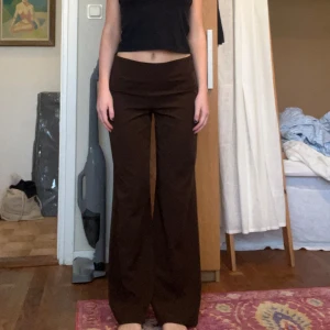 Bruna kostymbyxor  - Bruna kostymbyxor i stretchigt material, bra längd på mig som är 175💗