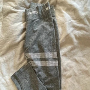 Träningsbyxor stronger - Säljer dessa tränings tights från stronger, lite korta på mig som är 172. Sparsamt använda 💕