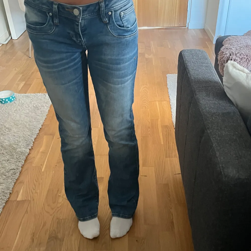 Säljer dessa fina ltb jeans i färgen alivia undamaged wash❤️ Helt nya och aldrig använda. Lappen sitter dock inte på då jag skulle tvätta dom!! Storlek 27/32. Jeans & Byxor.