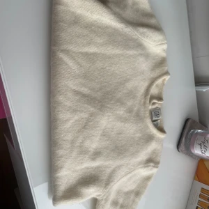Beige ulltröja från GAP - Mysig beige tröja från GAP i storlek S men passar också xs och xxs. Den är gjord av 70% lammull, 20% angora och 10% nylon. Använd fåtal gånger och ser nästan helt ny ut, kontakta mig innan ni köper💗