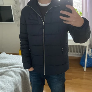 John Henric jacka - Tja, säljer denna tvär snygga jackan | Passar perfekt nu till vintern | Märke: John Henric | Storlek: S | Skick: 9/10 | För funderingar är det bara att skriva | Pris är diskuterbart |