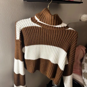 Stickad tröja - Stickad randig tröja med polokrage 🤎🤍