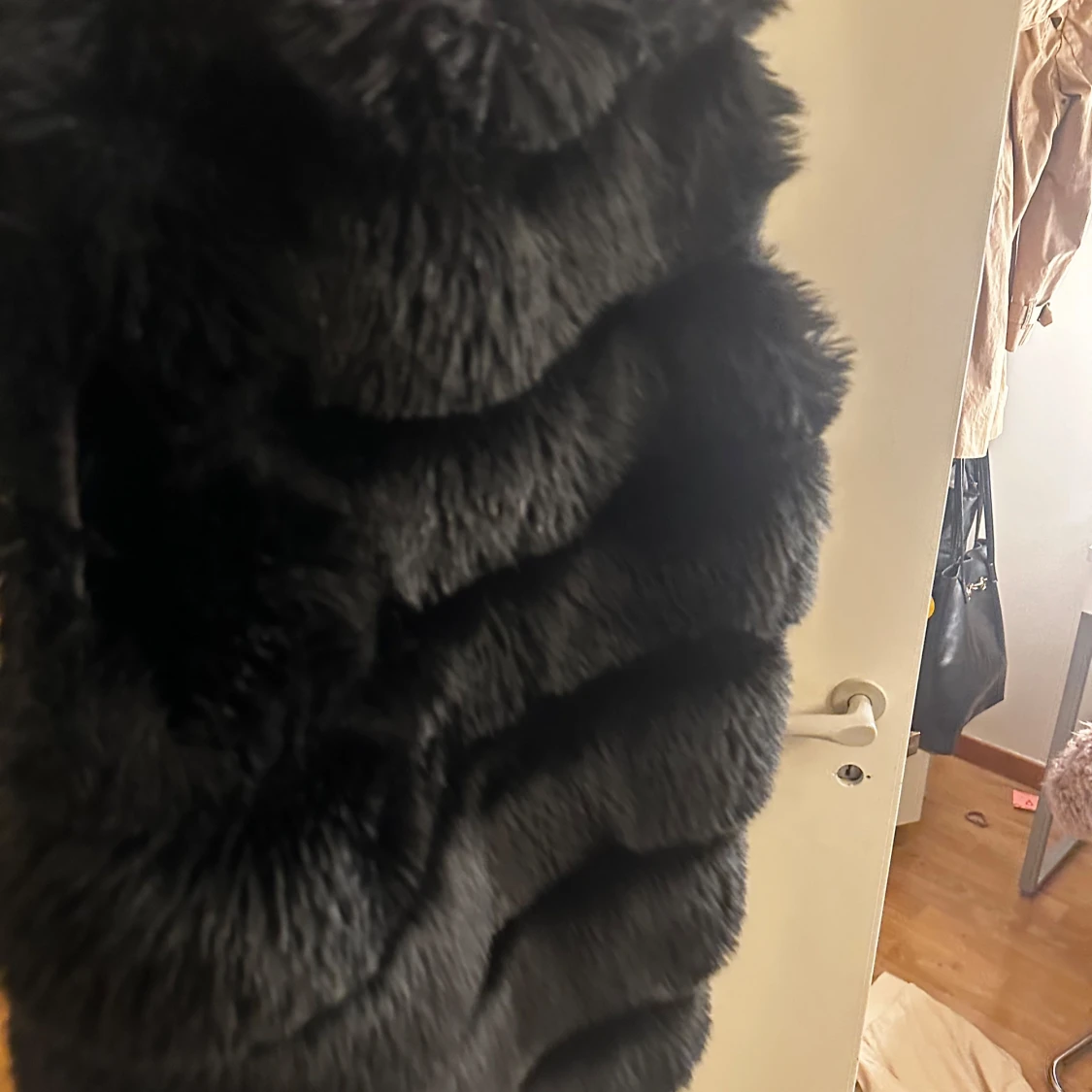 Svart pälsväst - 90