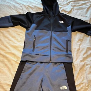 The north face tracksuit  - Säljer min tracksuit som är storlek m. Skicket är bra och sälj billigt för jag vill bli av med den. Om man vill köpa den separat så kostar byxorna 400 och koftan 600.