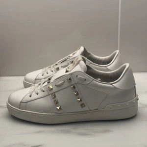 Valentino sneakers - Riktigt fina valentinos med guldiga nitar, skorna är i storlek 40. Bara skorna medföljer inte tillbehör. Hör av er vid eventuella frågor 