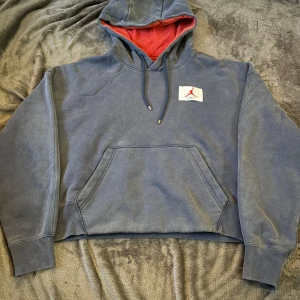 Grå hoodie från Jordan - Säljer en grå hoodie från Jordan i loose fit. Den har en röd insida i huvan och en klassisk känguruficka framtill. Perfekt för höst och vinter, och den är i bra skick. Passar både till vardags och chillkvällar. 🏀