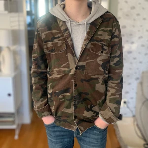 Camouflage overshirt - Säljer en skön camo jacka/overshirt. Storlek S, sitter fint på mig som är 1.73, hör av er vid frågor!🙌 Fraktar inom 24H📬