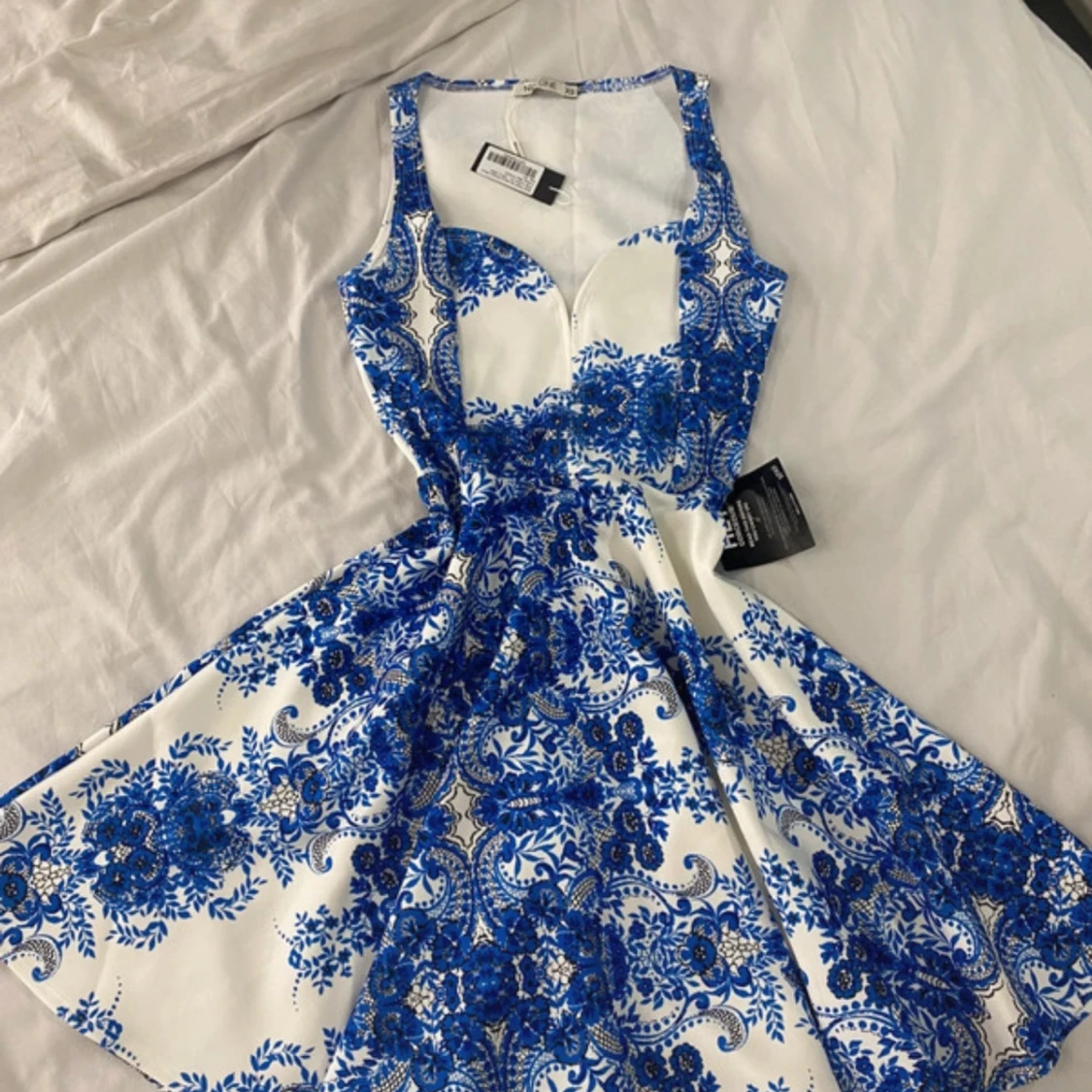 Blåvit klänning med blommönster