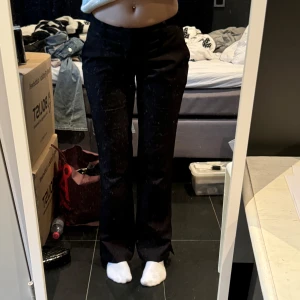 Bik bok kostymbyxor - Snygga svarta lågmidjade kostymbyxor. Modellen är Vera och är i st 38, men passar även som 36❤️