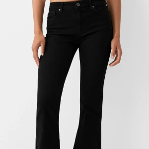 Svarta bootcut jeans - Snygga svarta bootcut jeans i mycket bra skick, de är lite slitna där nere men inget man tänker på
