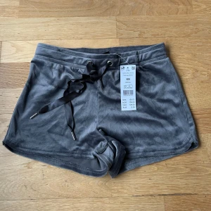 Grå shorts från Gina Tricot - Säljer ett par grå shorts från Gina Tricot i storlek XS. De är gjorda av mjuk polyester och elastan, vilket gör dem superbekväma. Helt nya med lapparna kvar! 🩶