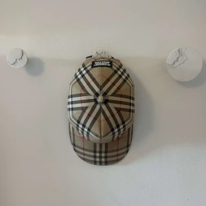 Burberry keps - Burberrt keps i bra skick väldigt snygg och är köpt på miinto. Dm för ytterligare info 