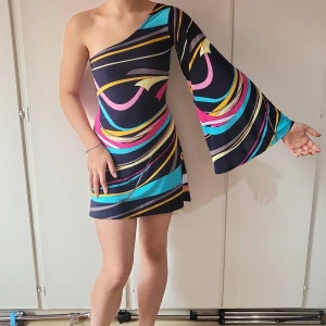 Klänning - Klänning i färgglatt mönster. Ny/oanvänd (prislapp sitter kvar) 