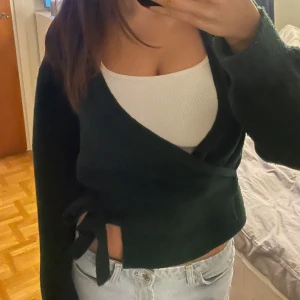 Other stories omlottkofta - en superfin mörkgrön omlottkofta från other stories💞