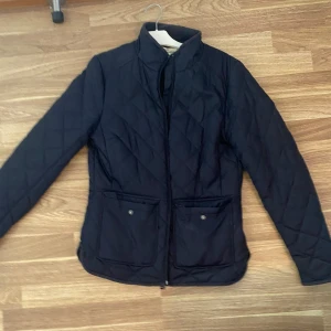 Svart jacka från H&M - Säljer en svart jacka från H&M i storlek eur 38. Jackan har en dragkedja framtill och två fickor med knappar. Perfekt för höst och vår, med en stilren design som passar till det mesta. Den är i bra skick och redo för nya äventyr! Frågor eller funderingar är du välkommen att meddela. Pris går diskuteras! 