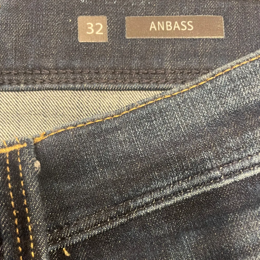 Hej! Säljer dessa snygga jeans ifrån replay, med en brutalt snygg tvätt. Jeansen är extremt sköna då det är hyperflex. Hör av er vid fler frågor och funderingar . Jeans & Byxor.