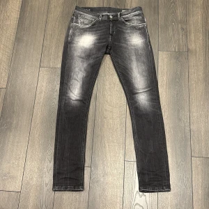 Dondup George Skinnyfit - Säljer mina svarta dondups Som är riktigt feta och perfekta för vintern. Dom är i väldigt bra skick och är endast använda ett fåtal gånger.