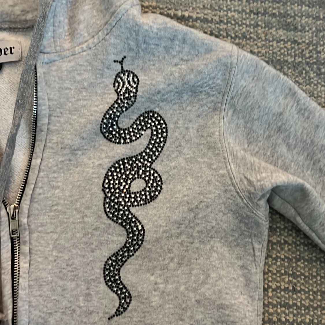 Grå hoodie med ormmönster från Trapper - 92