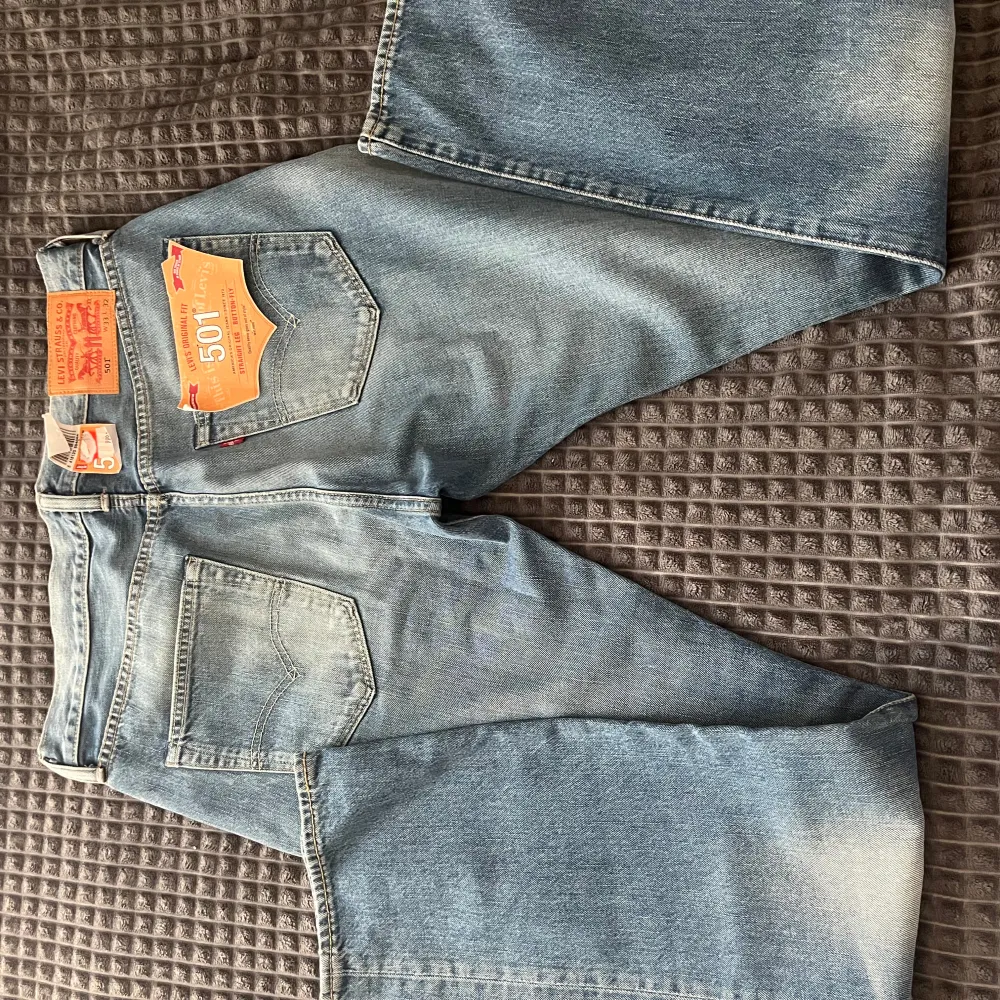 Säljer ett par klassiska Levi's 501 jeans i ljusblå denim. De har en straight fit och är i nytt skick med originaletiketter kvar. Som sagt helt oanvänd, nypris går för ungefär 999-1199 kr, köpt för 999 kr. Mitt pris = 699 kr.. Jeans & Byxor.