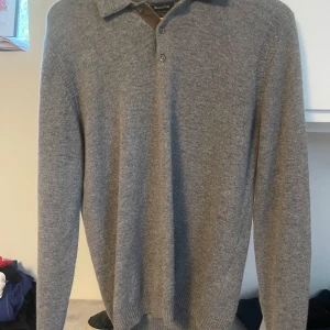 Massimo Dutti tröja - Snygg kofta i otroligt skick. I princip aldrig använd. Har svårt för kragar haha. Storlek M, true to size 