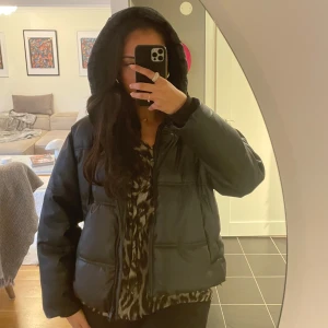 Zara jacka - Säljer denna trendiga zara-jackan då den inte kommer till användning längre! Jättefint skick, använd några gånger förra vintern. Hör av dig vid övriga frågor ❣️❣️