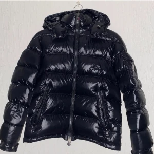 Moncler Maya - Glansig moncler maya model 2020 storlek 1 vilket motsvarar S.  Skick: Nyskick 10/10 inga fel alls. Köpt för 10999 kom med bud e ganska öppen för allt eftersom den bara står. Säljer den då vill köpa en ny jacka till vintern 