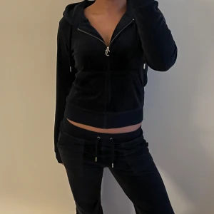 Juicy couture zip hoodie - Säljer min snygga Juicy Couture zip hoodie. Nypris 1300kr. Säljer även byxorna till. Säljer setet tillsammans för 1200kr. Kan diskutera pris