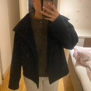 Mörkblå kappa - Snygg slutsåld kappa från gina i storlek 164 som xs. Blivit lite nopprig men går nog enkelt att få bort. Säljer för 140