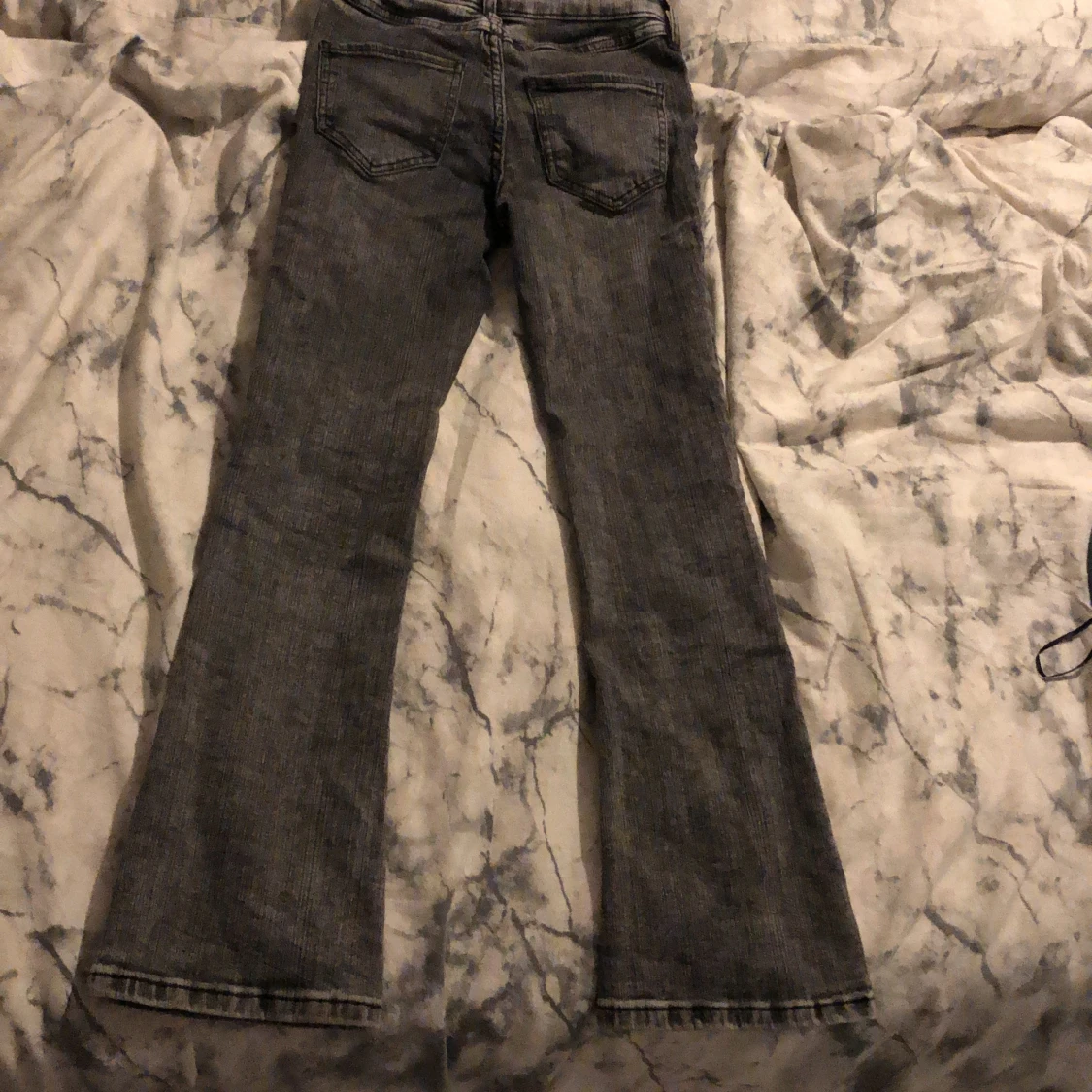 Grå bootcut jeans från H&M - 90
