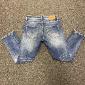 Jack n Jones jeans - Säljer ett par snygga Jack & Jones jeans i bra skick. Storlek 31/30. De har en klassisk femficksdesign och en lätt tvättad look som ger en avslappnad stil. Perfekta för både vardag och fest! Passar till det mesta i garderoben. Priset är inte hugget i sten 😉Hör av er om ni har några frågor!