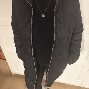 Svart quiltad jacka från Part Two - Säljer en snygg svart quiltad jacka från Part Two i storlek 44. Jackan har en dragkedja framtill och är perfekt för höst och vår. Den är i mycket bra skick och har en stilren design som passar till det mesta. Perfekt för dig som vill ha en stilren look! (Aldrig använd)