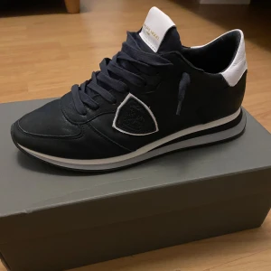 PHILIPPE MODEL TRAINERS - Säljer ett par riktigt feta Philippe model trainers i mörkblå/svart färg med vita och gråa detaljer. Storlek 40/41.                                  Säljer för dom var för små för mig tyvärr.