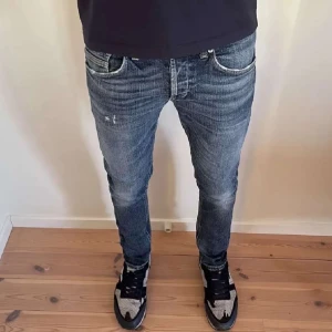 Dondup - Säljer ett par snygga blå jeans i bra skick. De har en slim passform och är perfekta för både vardag och fest. Jeansen har en klassisk femficksdesign och en lätt slitning för en cool look. Perfekta för höst och vår! Nypris: 3599kr köpta på NK. Storlek W30🙌🏾hör av er vid minsta fundering svarar oftast snabbt👍🏽