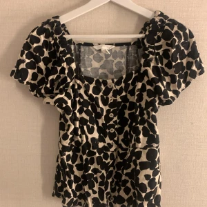 Svartvit mönstrad topp från H&M - Nyskick, använd kanske 1 gång i somras, bara legat å tagit plats i garderoben annars. 