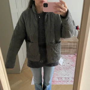 Grå jacka - As snygg jacka, perfekt tilll höst/vinter!! Använd nu i höst men i bra skick 🥰🥰 från zara, ny pris 900