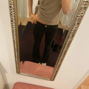 Svarta jeans i bra skick - Säljer ett par svarta jeans i bra skick. De är tighta och har en klassisk femficksdesign med knapp och dragkedja fram. Perfekta för både vardag och fest! 🖤