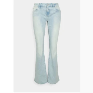 Ljusblå bootcut jeans från LTB -   Säljer ett par snygga ljusblå bootcut jeans från LTB. De är helt nya, men jag säljer dem eftersom de är för stora för mig.