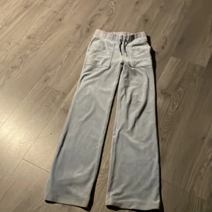 Ljusblåa byxor från Juicy Couture - Superbekväma ljusblåa byxor från Juicy Couture i storlek XXS.