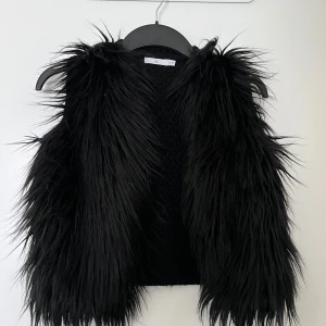 Svart pälsväst - Säljer en jätte fin svart pälsväst i storlek 134-140, passar även 13-14 år. Bra skick och jätte bra för fester.🩷