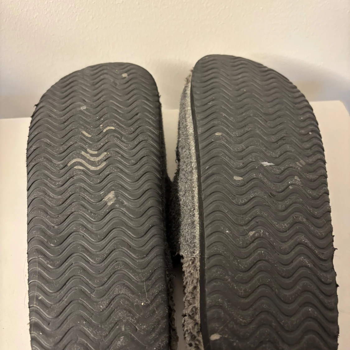 Grå inomhustofflor med spännen - 92