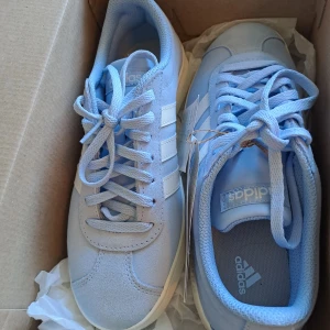  Oanvända Blåa adidas skor  - adidas skor i 38 aldrig använda
