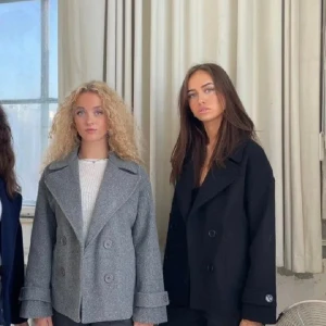 Design by si kappa - 2 stycken! - Säljer två av mina kappor från design by si, en svart och en grå. Jätte fina och sköna men kommer tyvärr inte till användning längre. Båda är använda men fina. Storlek xs/s