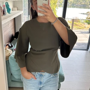 Topp - En grön topp med knytning köpt på vinted