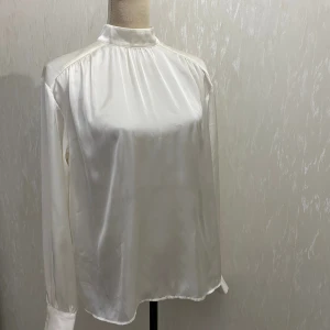 Silkesblus - Vit silkesblus från Nelly. 