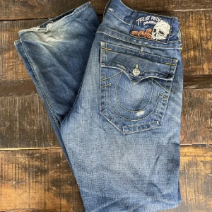 True religion jeans - Sköna trues med lite boot cut Spezialedition Ganska använda men endå i bra skick men har några mindre skadom men dom är endå väldigt fetta pris går att diskutera 