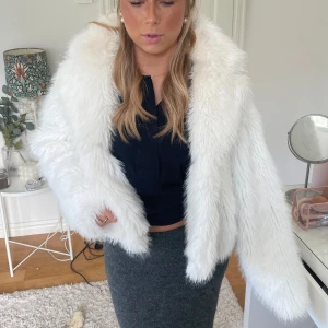 Pälsjacka  - Finaste pälsjackan, passar perfekt till höst/ vinter/ vår! Köpt förra året! 😍 pris kan diskuteras 