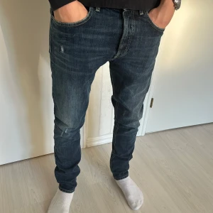 Dondup Jeans - Tja säljer nu ett par mörkblåa Dondup jeans i strl W30 för endast 749kr! Pris är ej hugget i sten, hör av er i dm vid funderingar 🙌