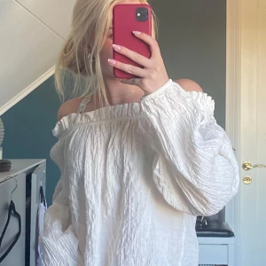 Vit blus - Säljer denna vita fina blus från Gina Tricot💗Köpt här på Plick men endast testad av mig då den inte satt bra