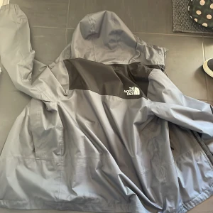 North face regnjacka - Skicket är som ny