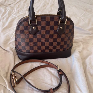 Louise Vuitton Alma Bb - Louise Vuitton Alma bb väska. finns inte kvitto eller dustbag. aldrig använd